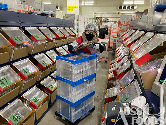 多品種小ロットの商品を指示書に合わせてピッキングする様子。